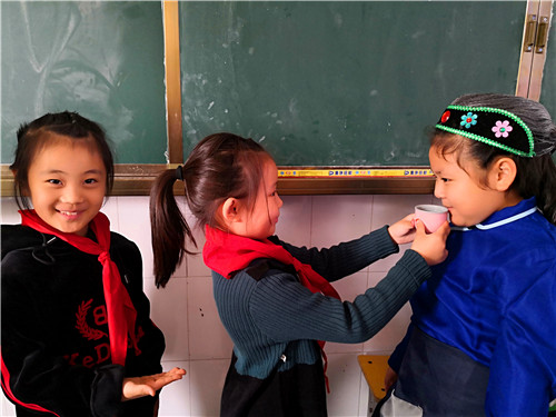 周口：小學生扮演“爺爺、奶奶” 感受重陽敬老情