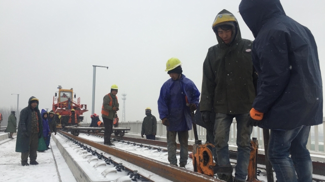 致敬！風雪中的高鐵建設者