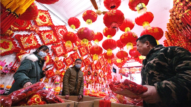 新年到！紅燈籠對聯(lián)市場俏